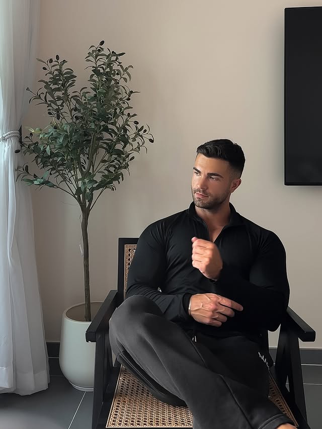 Instagram post by @nickgvm for boohooMAN. Caption reads: [...] stop scrolling. Go to the gym.

Outfit....