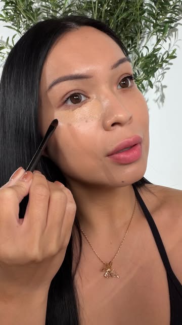 Instagram post by @glamzilla for Laura Mercier. Caption reads: [...] Here’s how to do it like a PRO!....