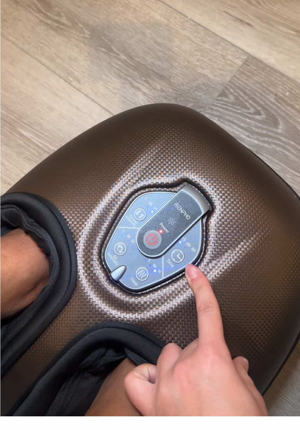 TikTok post by @dianahxle for RENPHO. Caption reads: [...] be in love #fyppp #massager @RENPHO .