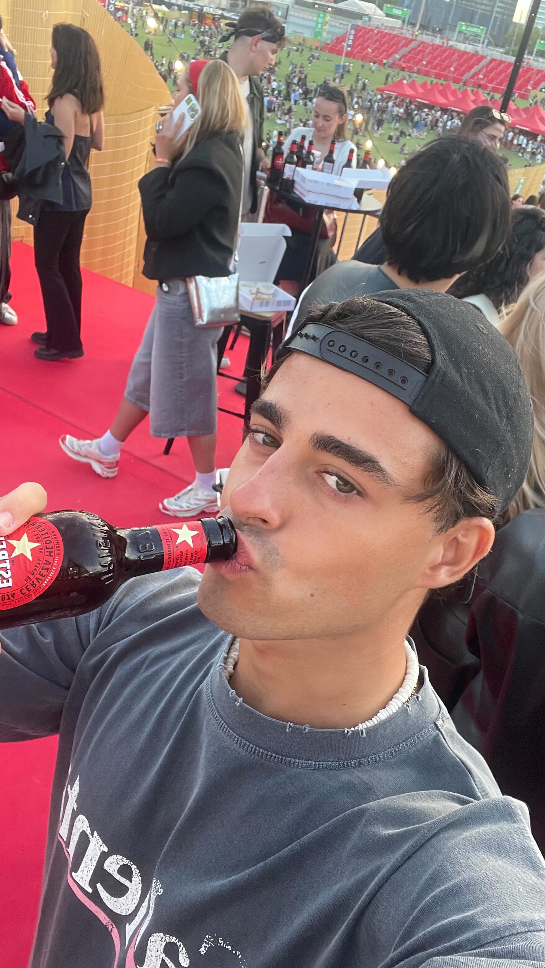 Instagram post by @teovizuete for Estrella Damm. Caption reads: ja sabeu penya (recorda, consum responsable👍🏻).