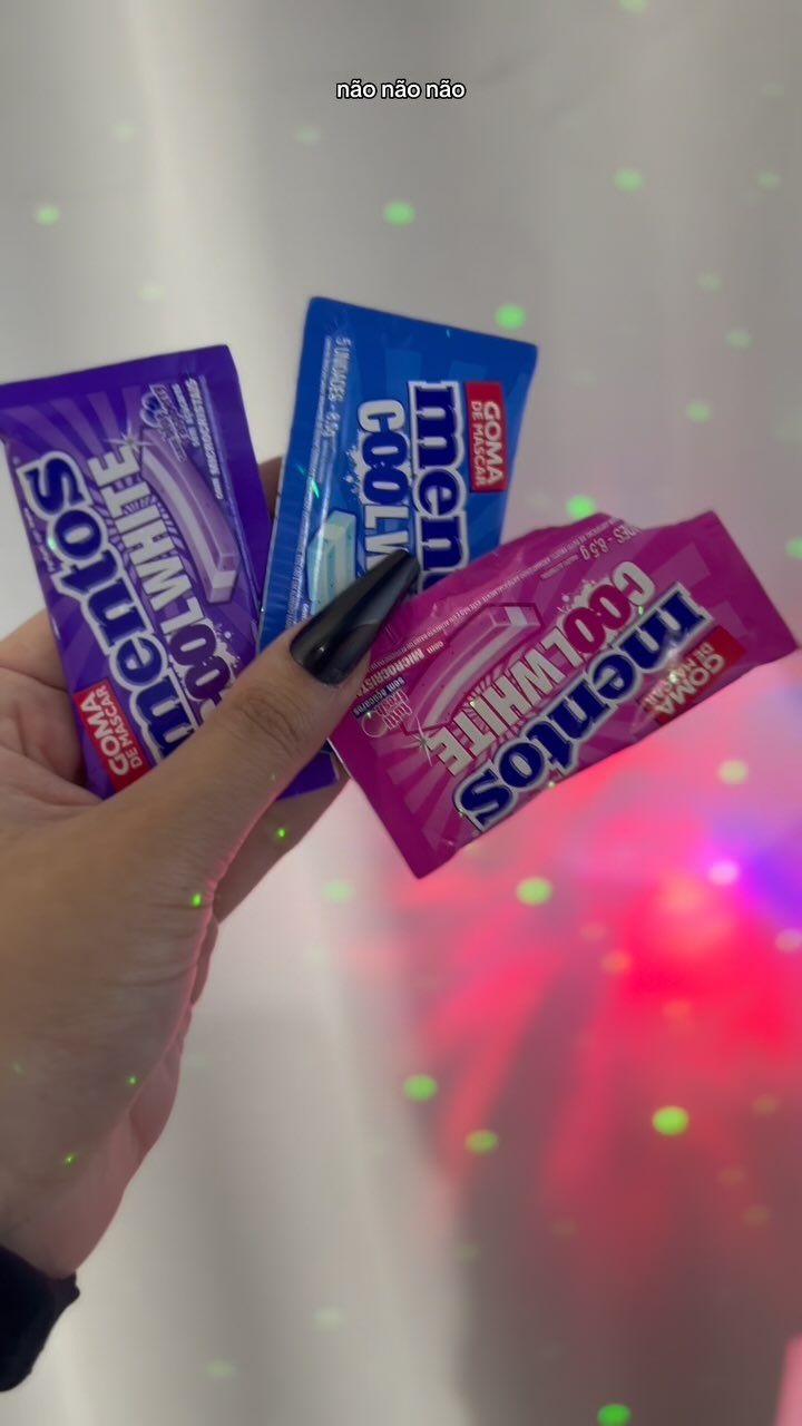 Instagram post by @victoria_de_sousaa for Mentos. Caption reads: @mentosbrasil LANÇOU SABORES NOVOS 😍 qual seu....