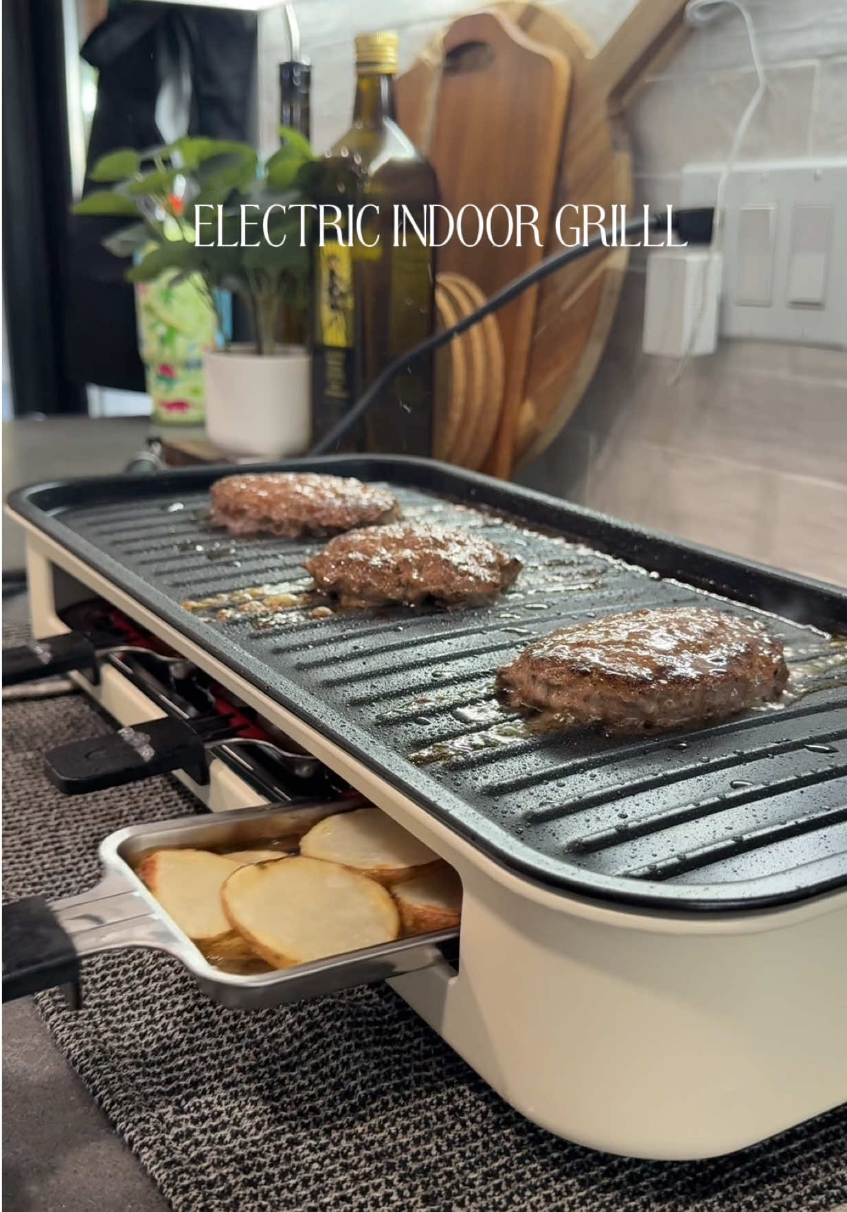 TikTok post by @mayravanesa___ for SUSTEAS. Caption reads: [...] indoor grilling >>> backyard grilling ....