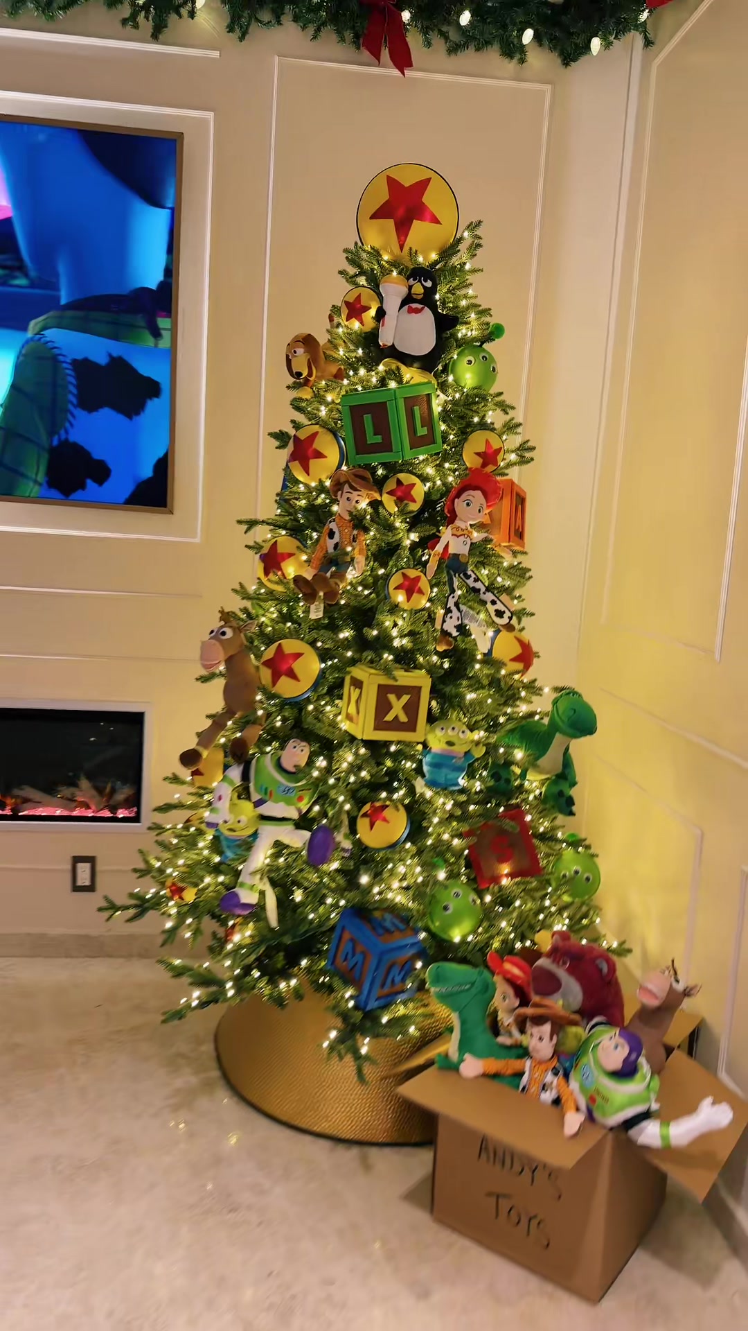 TikTok post by @carolinanatalipv for Pixar. Caption reads: #ToyStory30 #❤️❤️❤️❤️❤️ @Pixar#Disney....