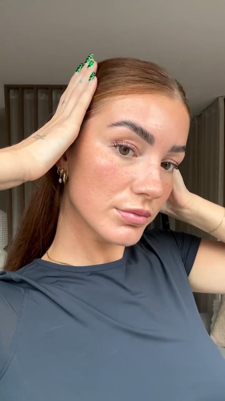 Instagram post by @karensmittt for Max Factor. Caption reads: @maxfactor glow framer voor je Hailey Bieber glow....