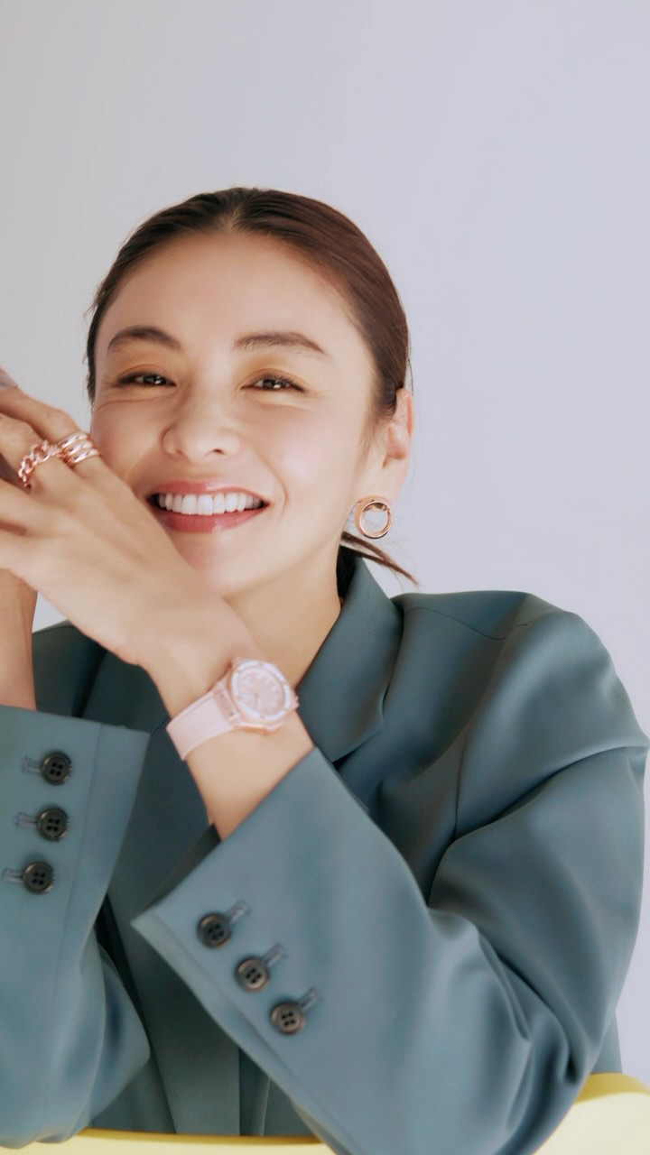 Instagram post by @makikotakizawa for Hublot. Caption reads: VERY NaVY 新しい自分に出会える時計連載、第5弾は心ときめく〝アルミニウム....