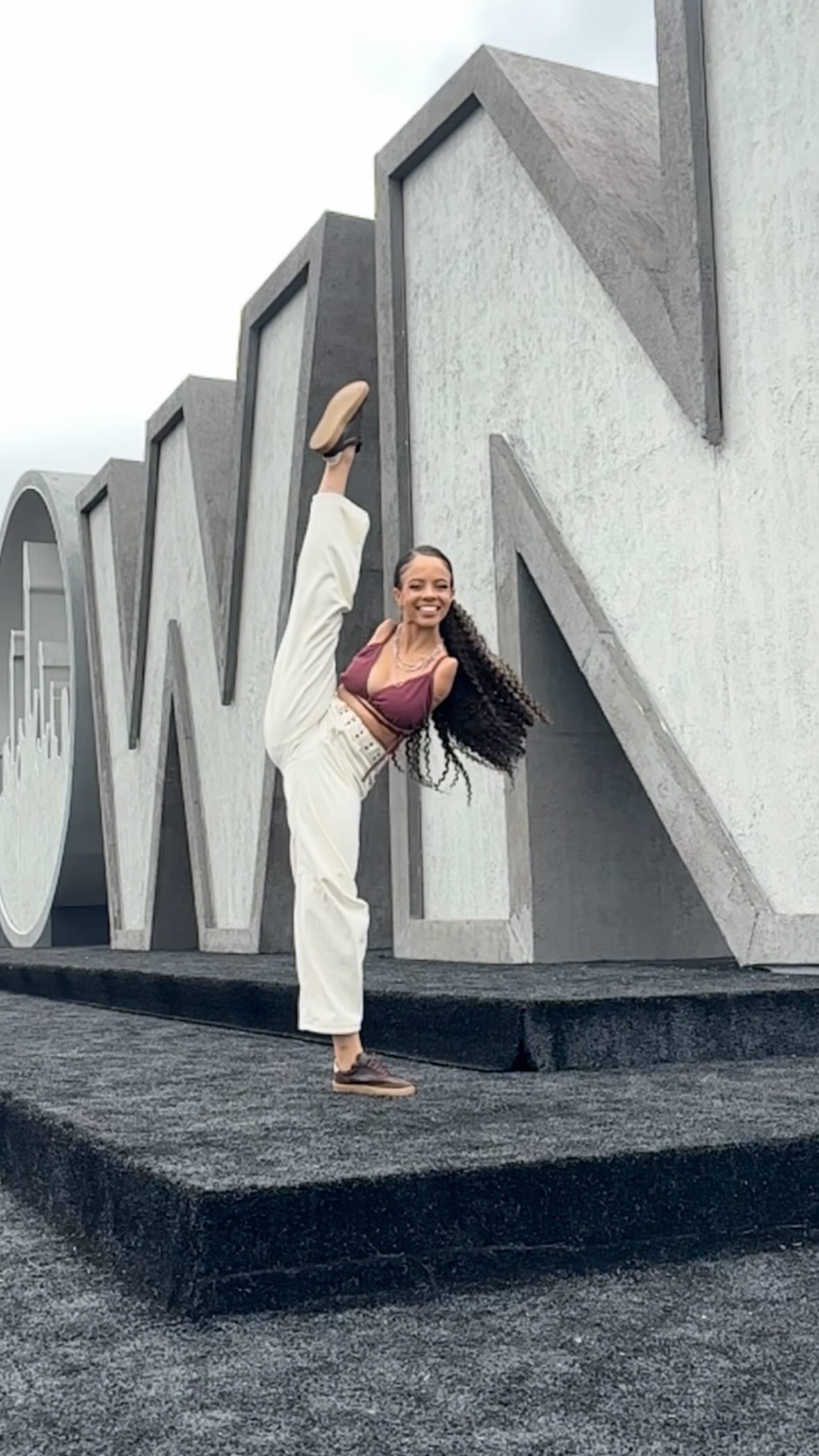 Instagram post by @vitoriabuenoofficial for Riachuelo. Caption reads: A @riachuelo me convidou para conhecer a Cidade da....