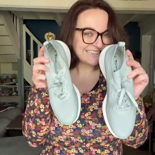 Instagram post by @chroniquesdeb for Tamaris. Caption reads: Les températures sont à la hausse, le soleil est....