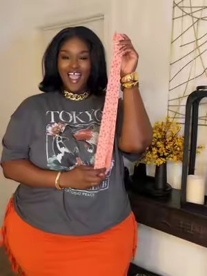 TikTok post by @alexusrackley for TUCKY. Caption reads: [...] silhouette in seconds! 👏🏾 Okay @Shop Tucky....