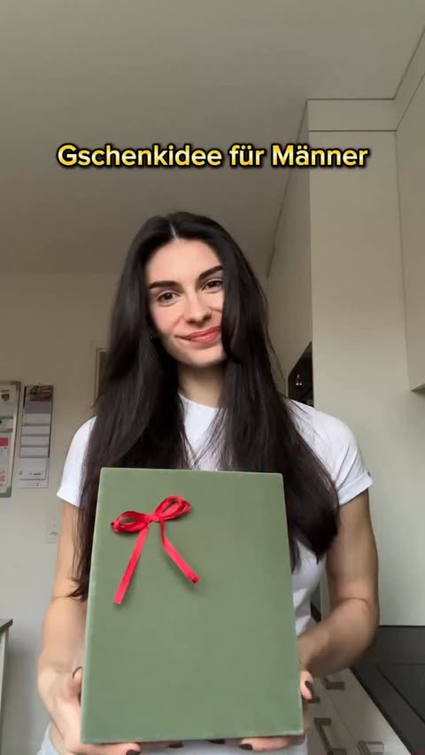 Instagram post by @simsallagym for NIVEA. Caption reads: [...] #weihnachten #SKINMOMENTS #NIVEA.