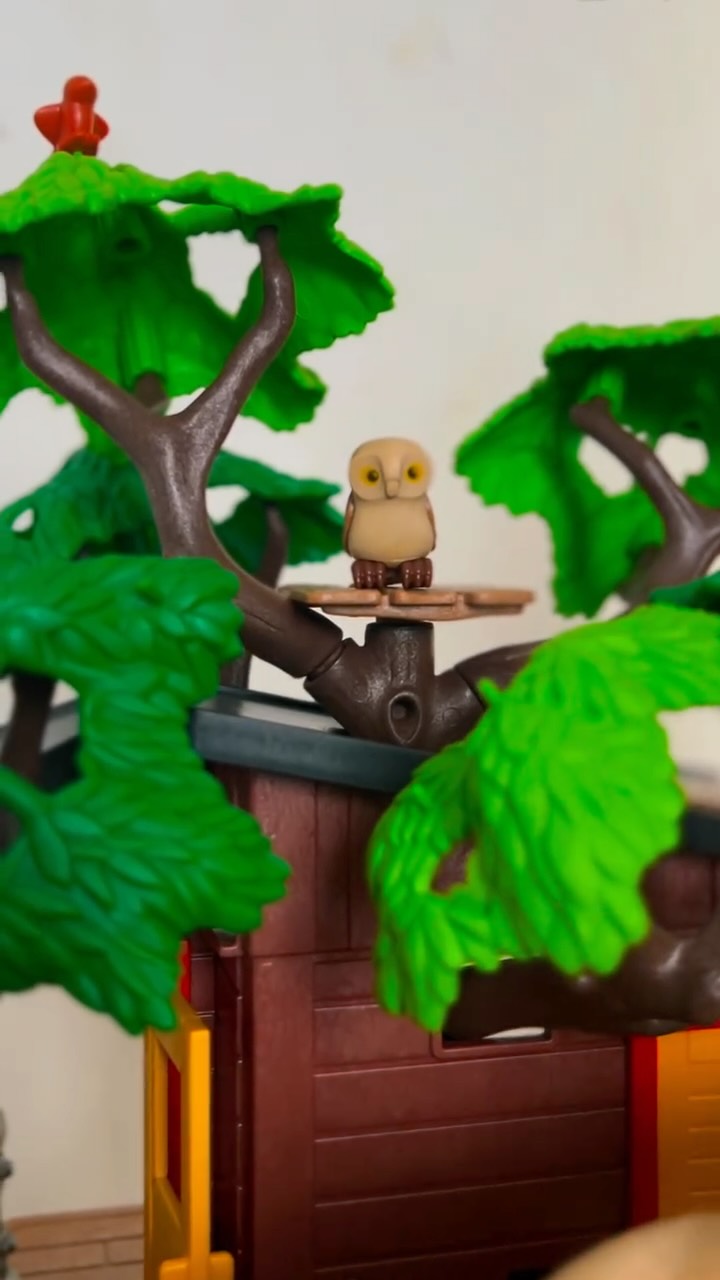 Instagram post by @bronnenrichards for PLAYMOBIL. Caption reads: ad Playmobil wildlife adventure tree house 🌴 The....