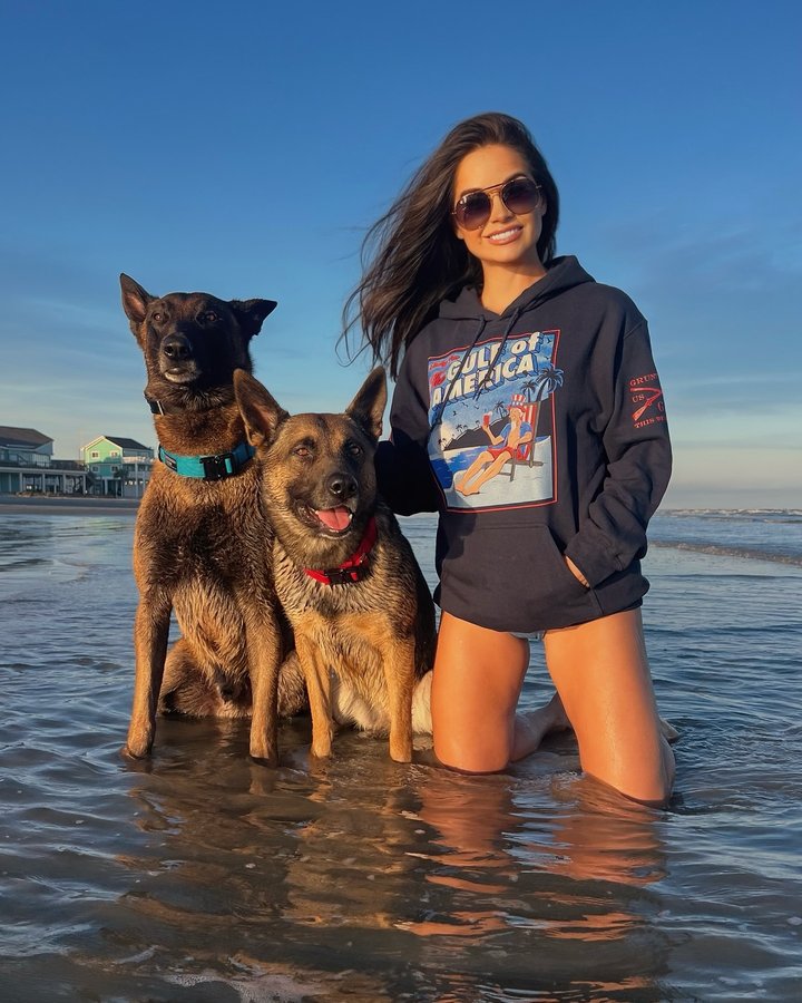 Instagram post by @idoubledogdareya for Grunt Style. Caption reads: [...] 𝒐𝒇 𝑨𝒎𝒆𝒓𝒊𝒄𝒂!🇺🇸
• Hoodie....