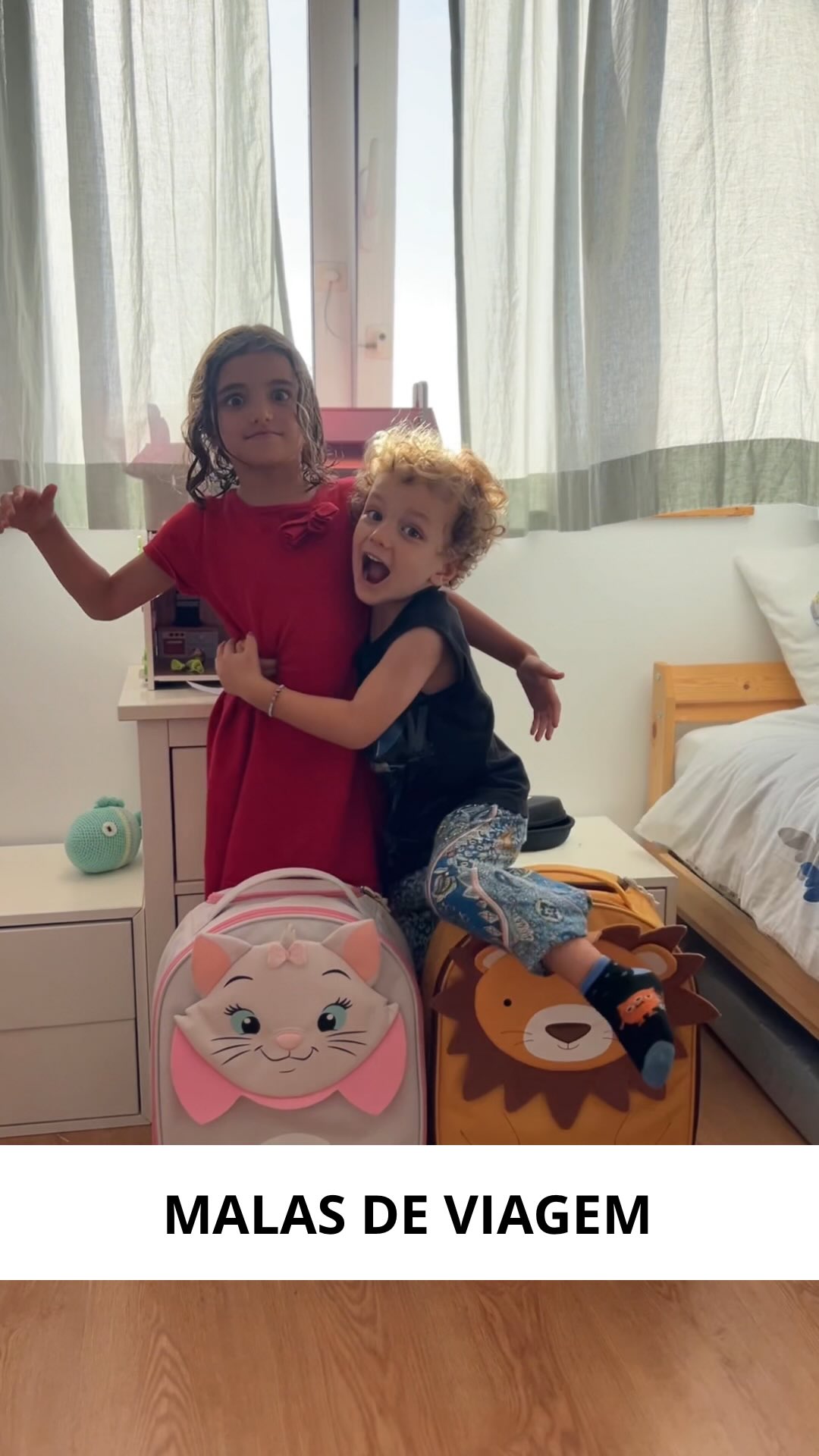 Instagram post by @descomplicadospt for SAMSONITE. Caption reads: Viajar em família ensinou-lhes mais do que....