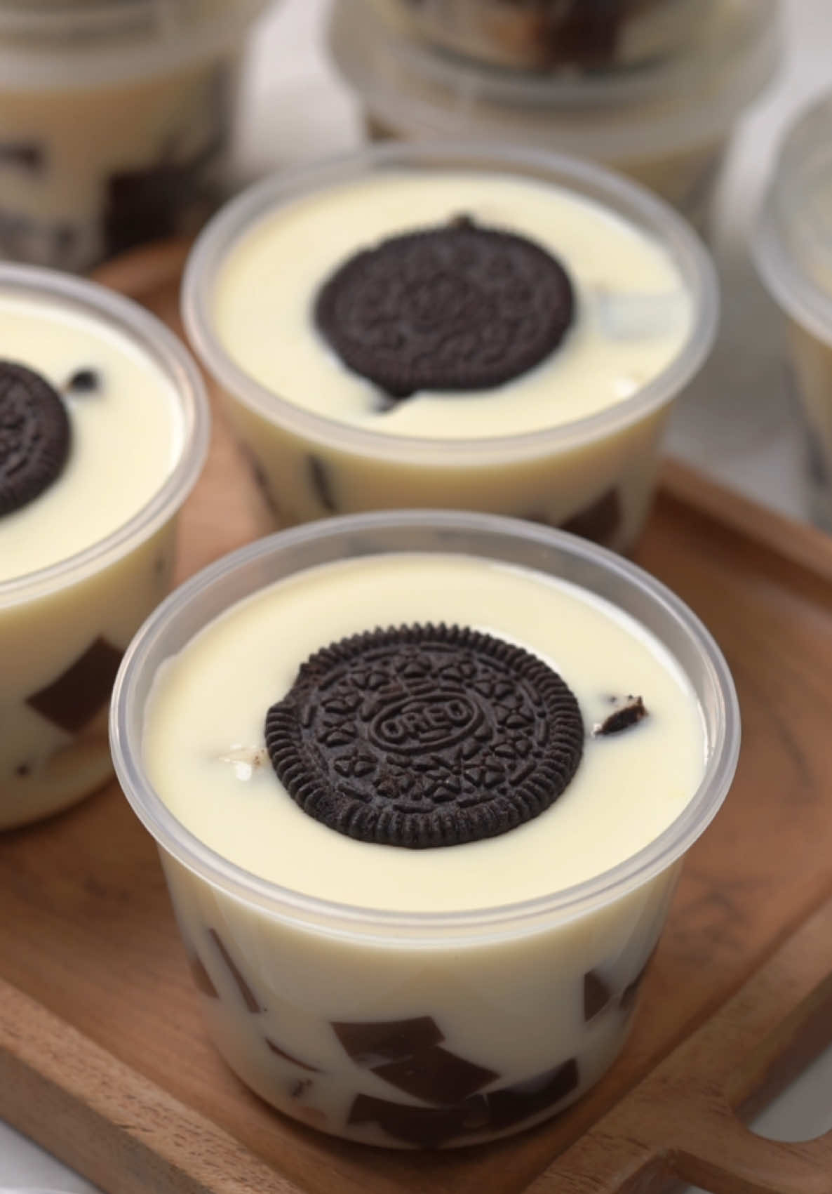 TikTok post by @lis.achmady for idealifeonline. Caption reads: Dessert creamy yang lagi hits. Oreo Jelly Salad....