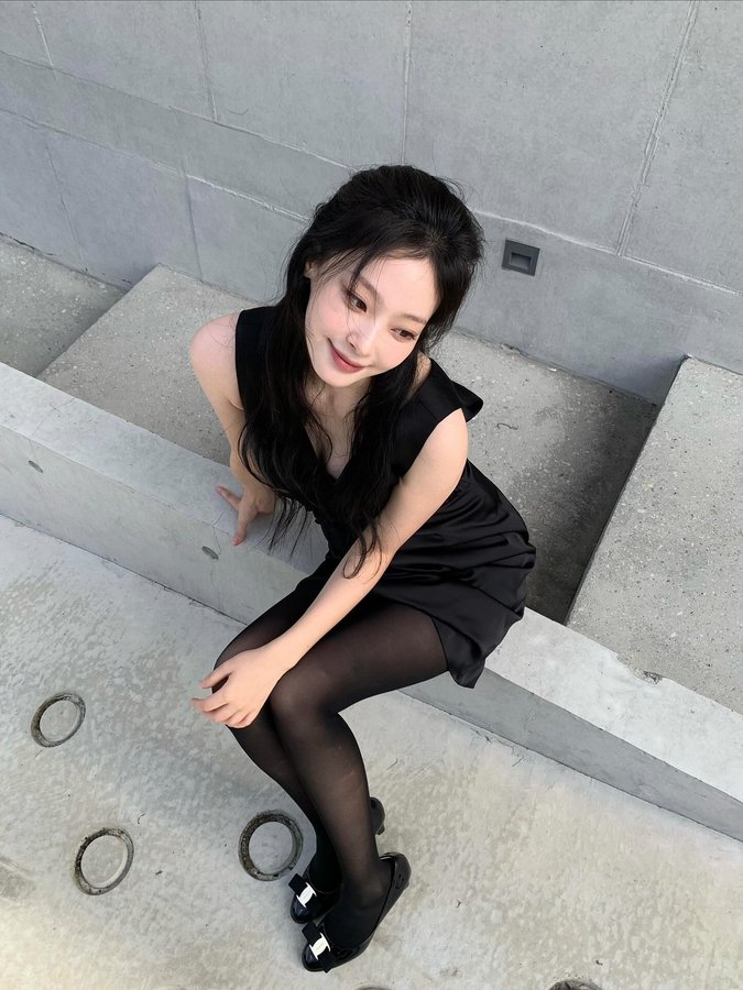 Instagram post by @heee_jjinn for FERRAGAMO. Caption reads: 🌞☁️🐭🖤

@ferragamo #페라가모 #FerragamoVara.