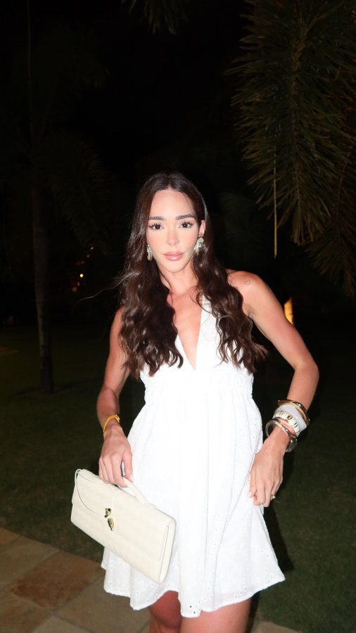 Instagram post by @_giovargas for Riachuelo. Caption reads: #grwm look noite na praia 👙🌊🐚⛱️

#moda....