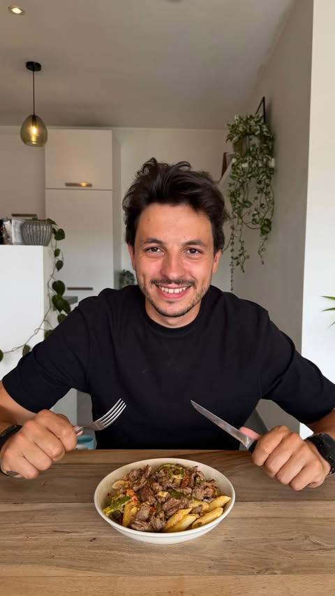 Instagram post by @juniorplanckaert for HelloFresh België. Caption reads: Advertentie: Met een drukke agenda is het niet....