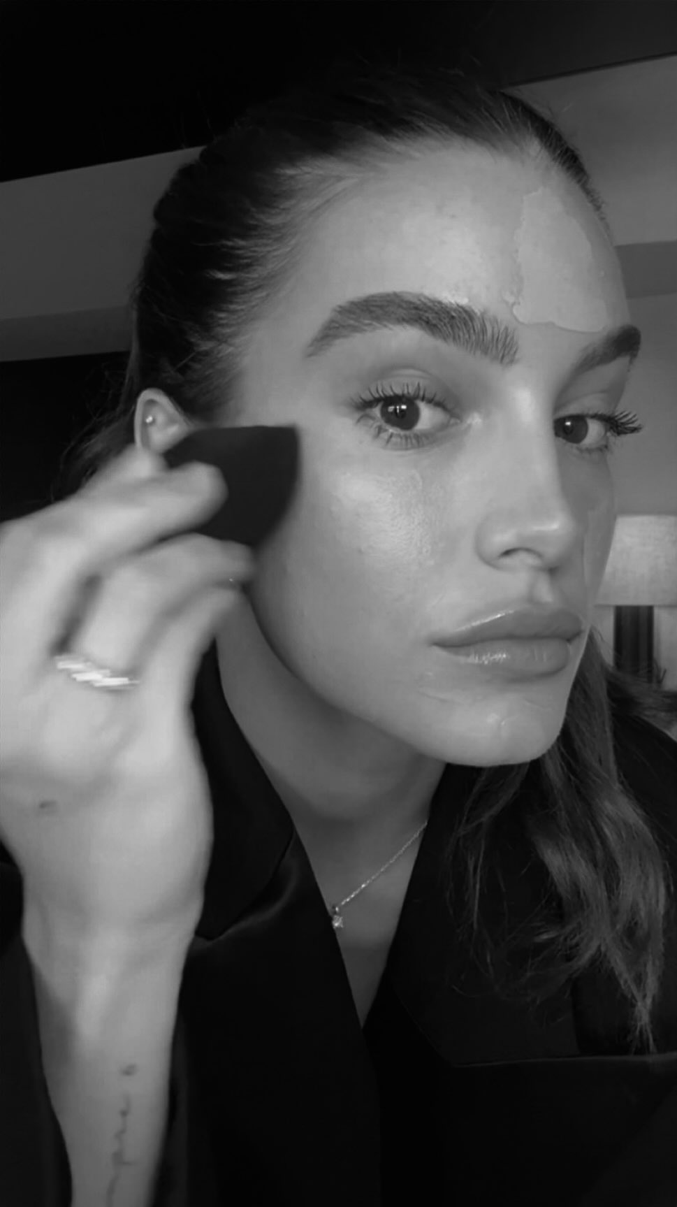Instagram post by @gemmpinto for Givenchy Beauty. Caption reads: Amando fuerte la nueva base Prisme Libre Glow....