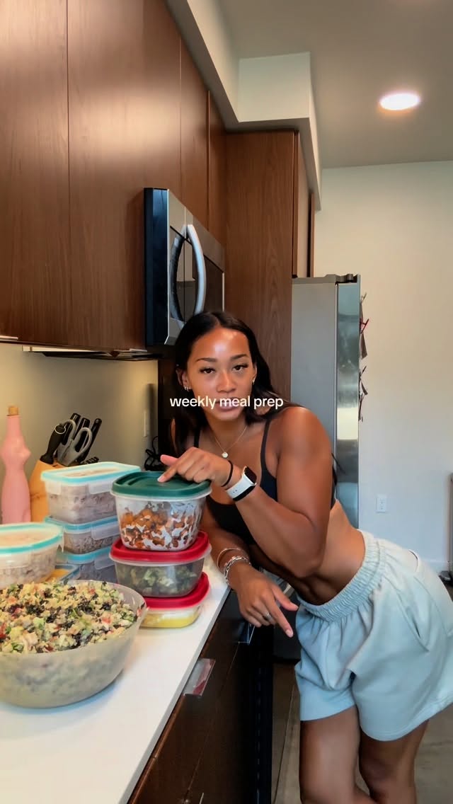 Instagram post by @oliviajewelfit for Lakanto. Caption reads: meal prep for the week 🥦🥒🥑🥝

on the menu:
-....