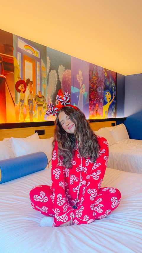 Instagram post by @emilynels8 for Disney Parks. Caption reads: [...] 😭☃️💖🎄 

thank you SO so much to....