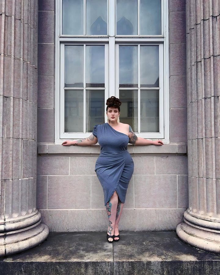 Instagram post by @sugarplacebo for Hanna Nikole. Caption reads: [...] in the name of ✨glamour✨

Dress is....