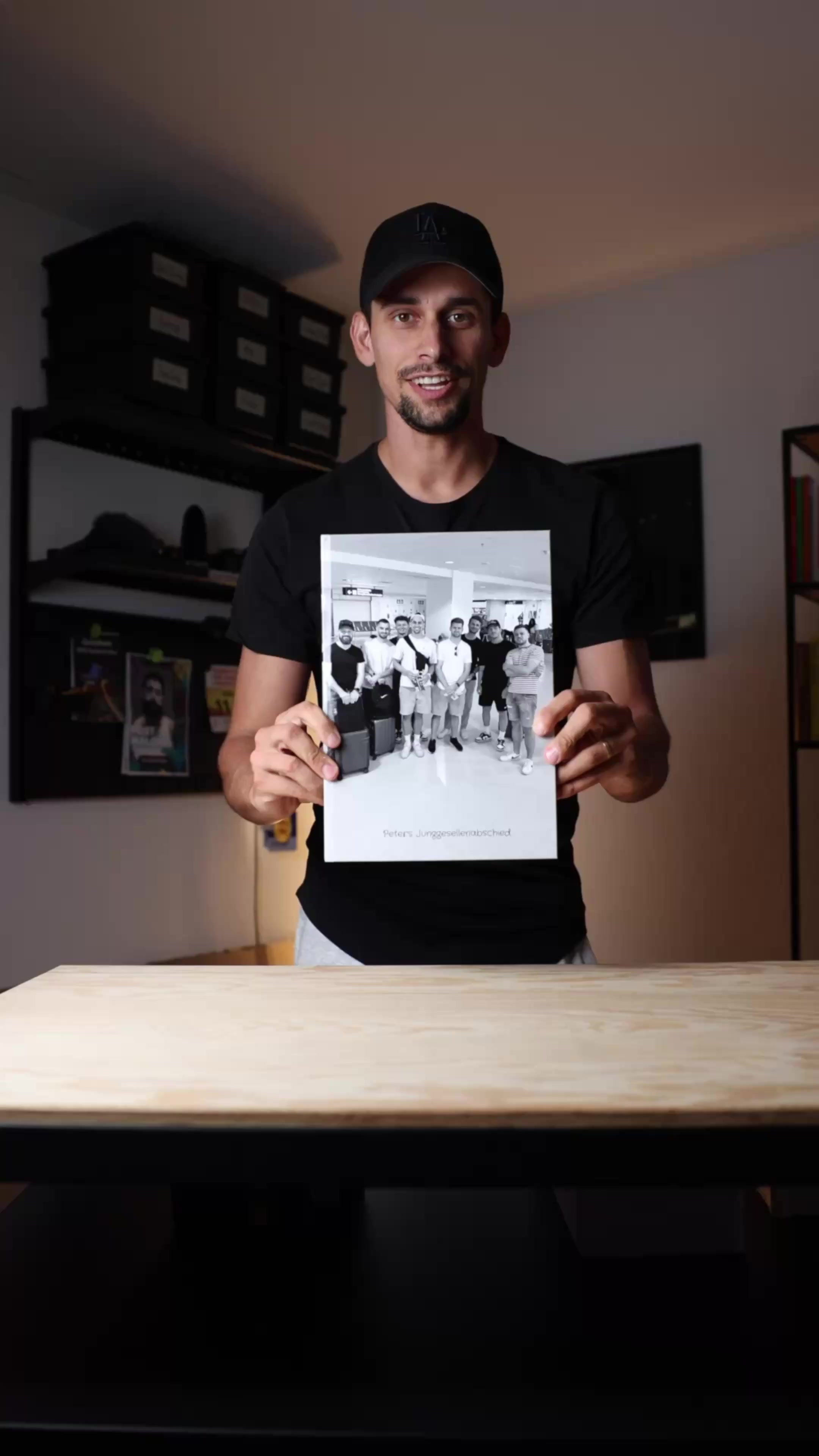 TikTok post by @peterbolliger for ifolor. Caption reads: [...] unbedingt mitem Fotibuech Deluxe vo....