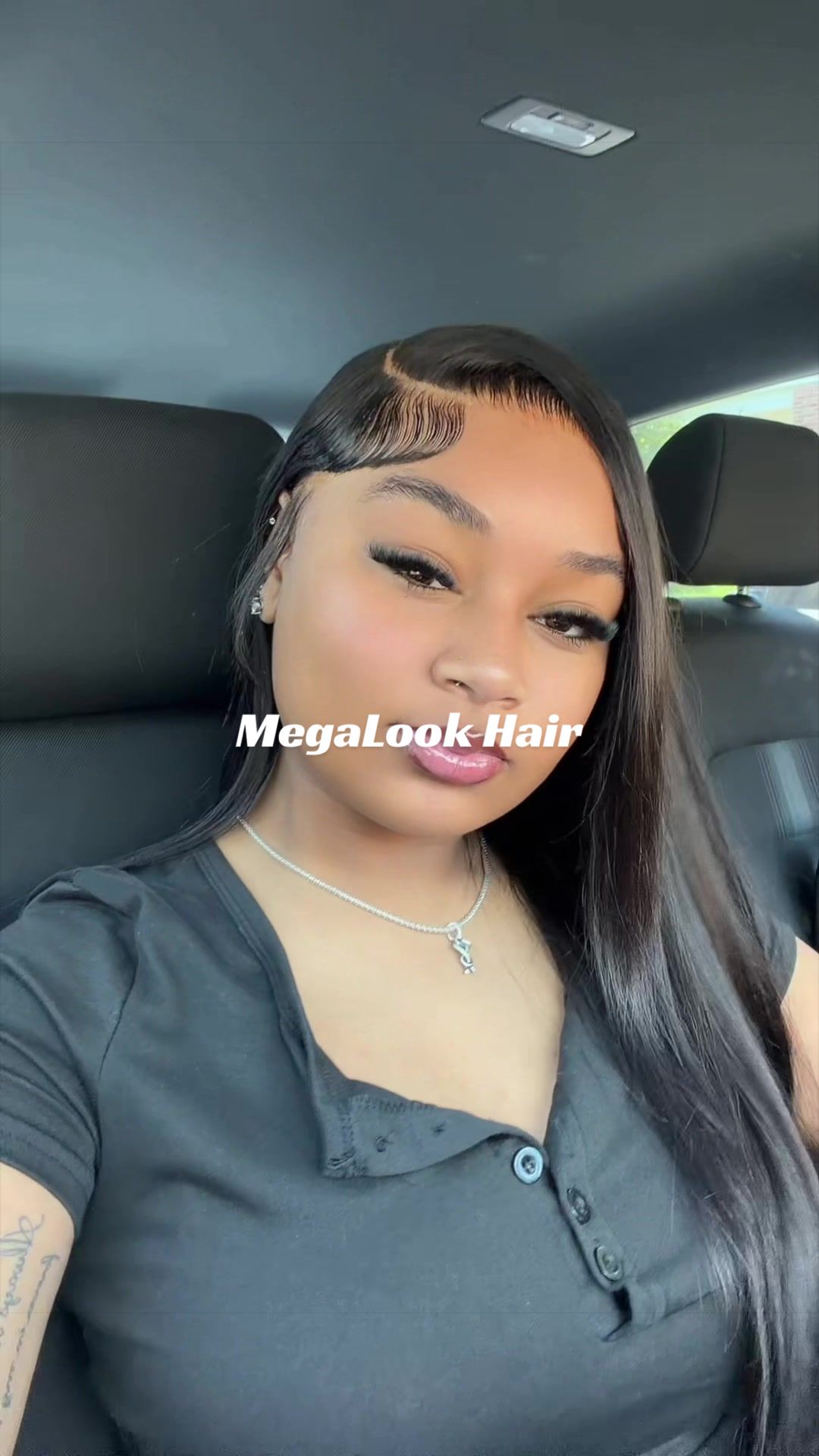 TikTok post by @simplyprettyy for Megalook. Caption reads: [...] wig, this is definitely it!😍💕 from....