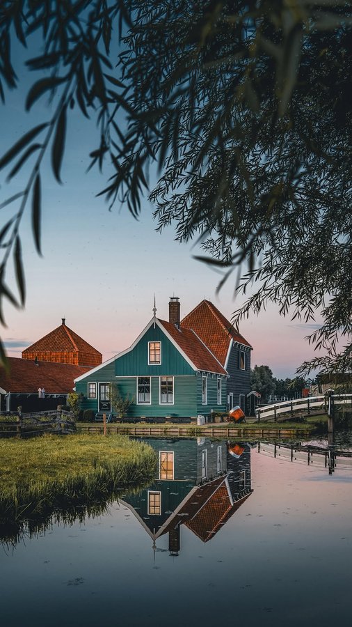 Instagram post by @travel_with_domi for American Tourister. Caption reads: #ad 3 days itinerary👇

Day 1: Take the train from....