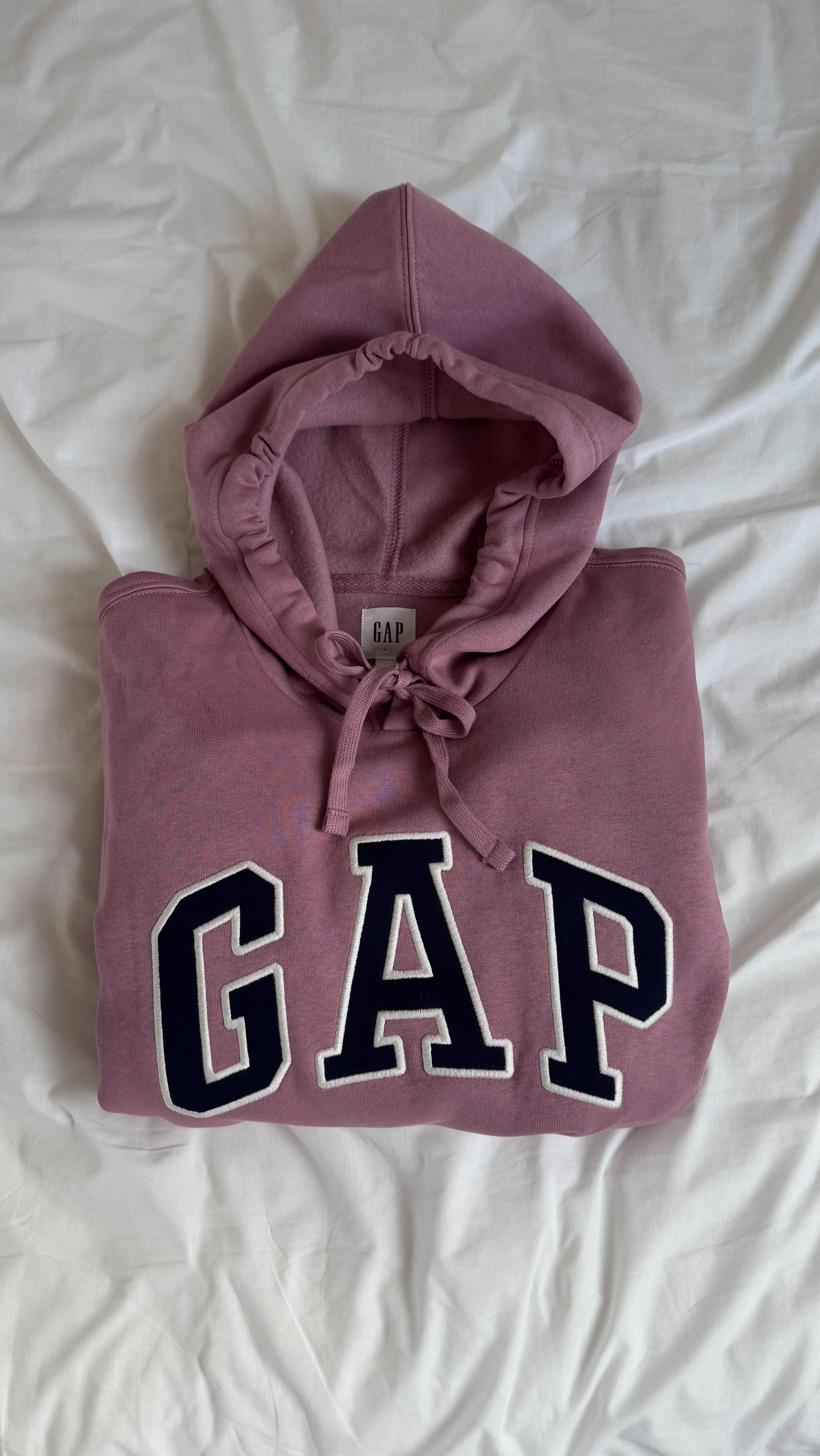 Instagram post by an influencer for Gap. Caption reads: [...] hoodie 🪡🤍 Anzeige | Thank you @gap for....