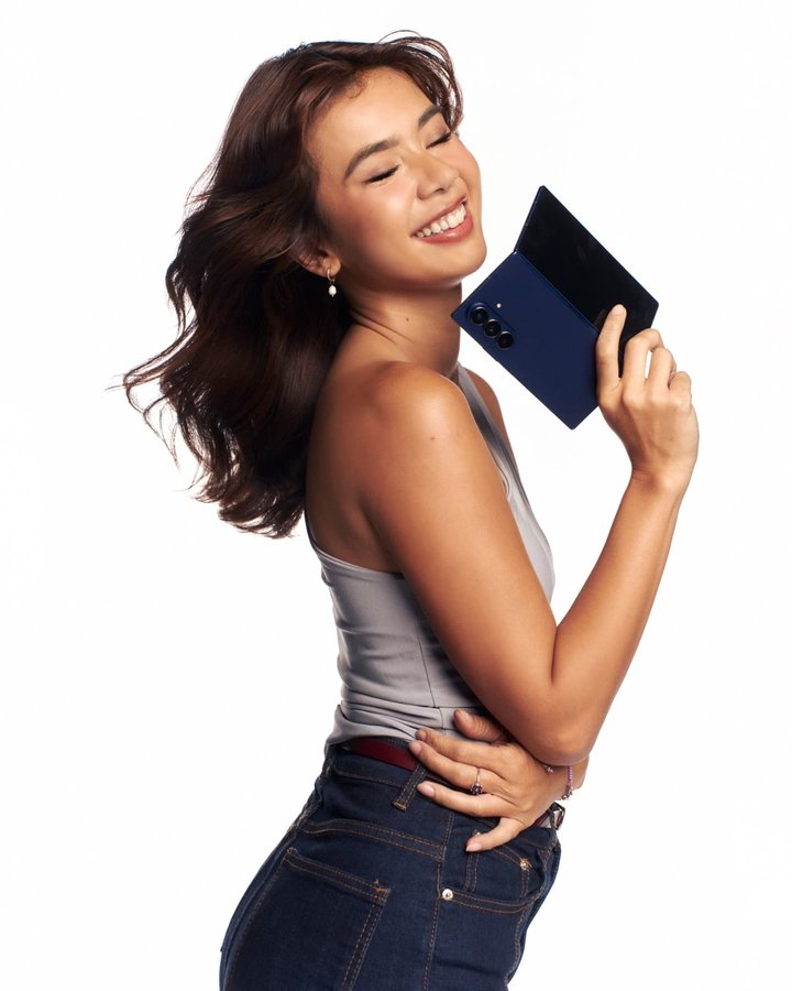 Instagram post by @leximendi for Samsung Philippines. Caption reads: If you ask me, the the best way to double up: is....