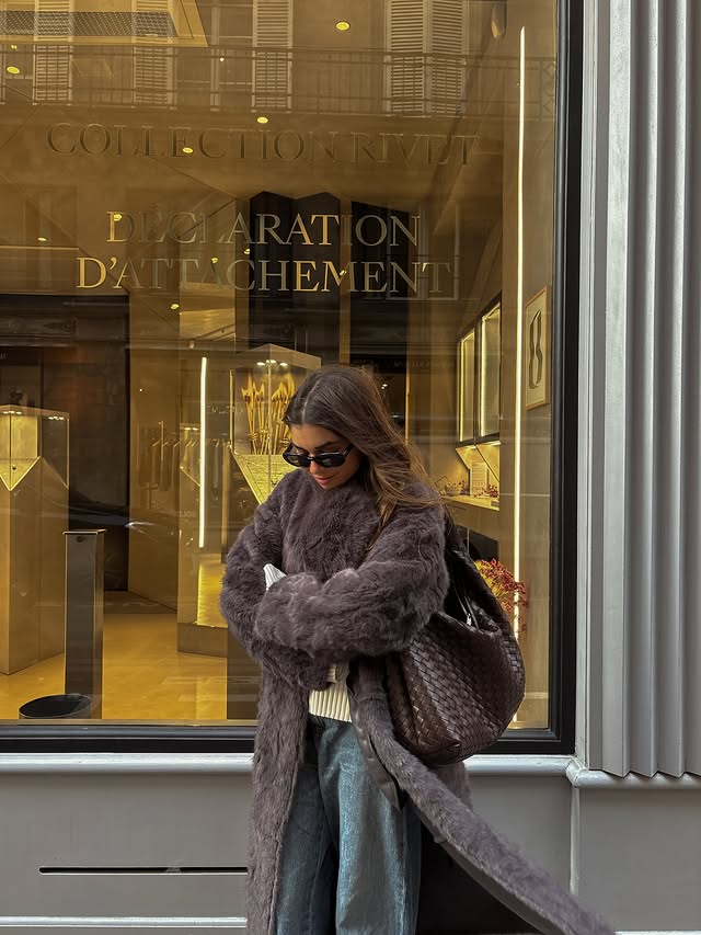 Instagram post by @laurapons29 for NA-KD. Caption reads: [...] descuento: laurapons

Advertisement with....