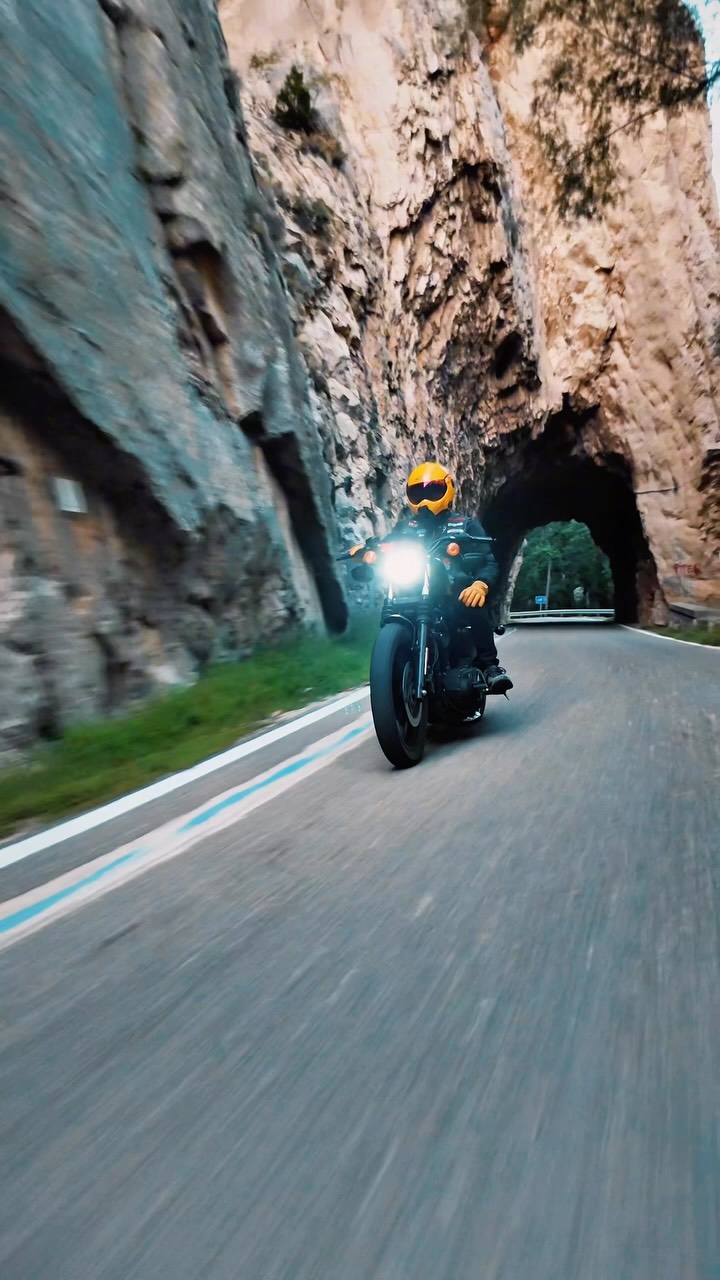 Instagram post by @motards.espana for Harley-Davidson. Caption reads: 🖤La vida no se mide por las veces que respiras,....