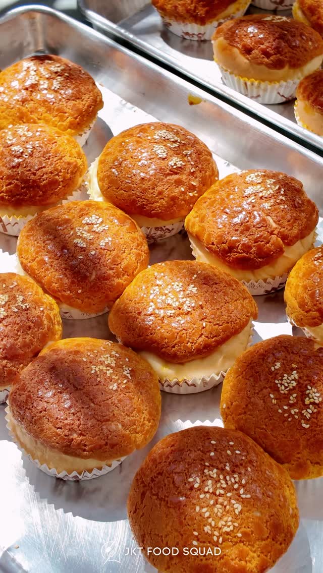 Instagram post by @jktfoodsquad for Magnum Ice Cream. Caption reads: RUN TO @gramanddough NOW BEFORE YOU MISS THE DREAM....