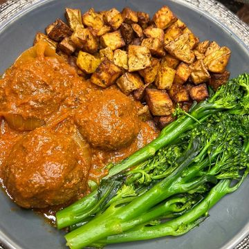 Instagram post by @slimlinetonic.with_ams for Spicentice. Caption reads: ✨SLOW COOKER MEATBALLS✨

My ultimate home comfort....