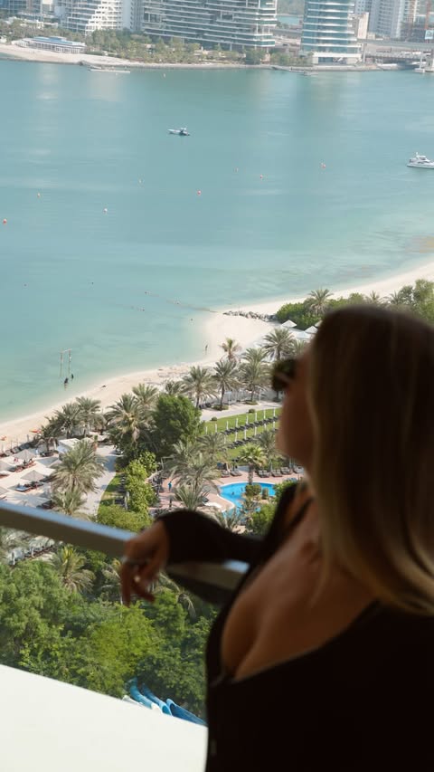 Instagram post by @holidazeclub for Luxury Escapes. Caption reads: How to get 68% off Dubai’s Award Winning hotel…....