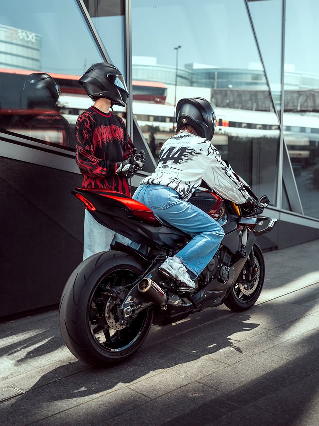 Instagram post by @zvyonn for QUAD LOCK. Caption reads: [...] 📸 by @showkapics - ᴏꜰꜰɪᴄɪᴀʟ ᴘᴀʀᴛɴᴇʀꜱ....