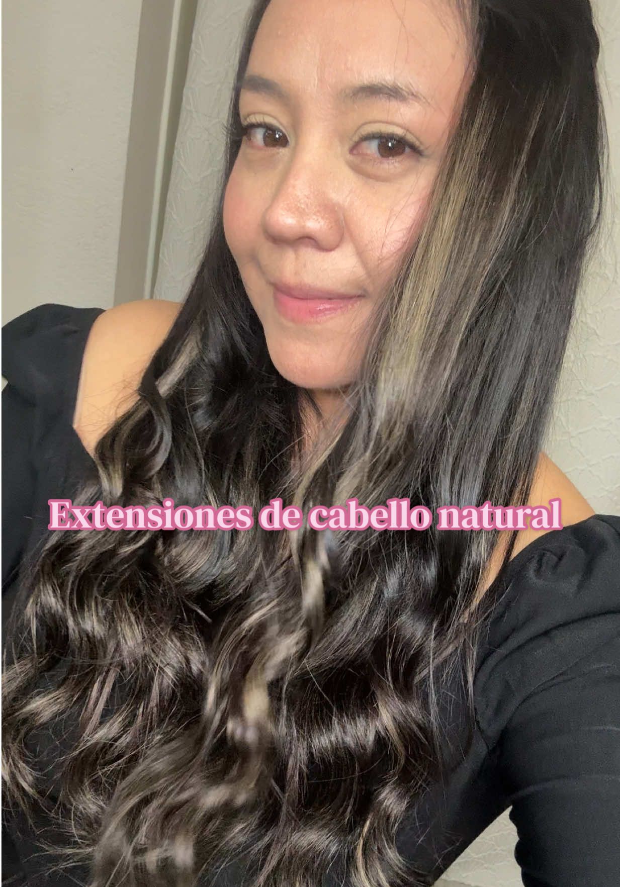 TikTok post by @kiaaibarra for Dooreshair. Caption reads: Extensiones de cabello 100% natural de....
