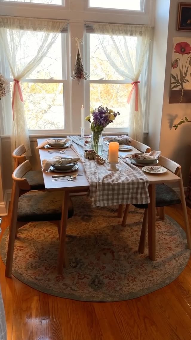 Instagram post by @laurenemilyjuarez for Cozey. Caption reads: [...] have a full dining set but this one from....