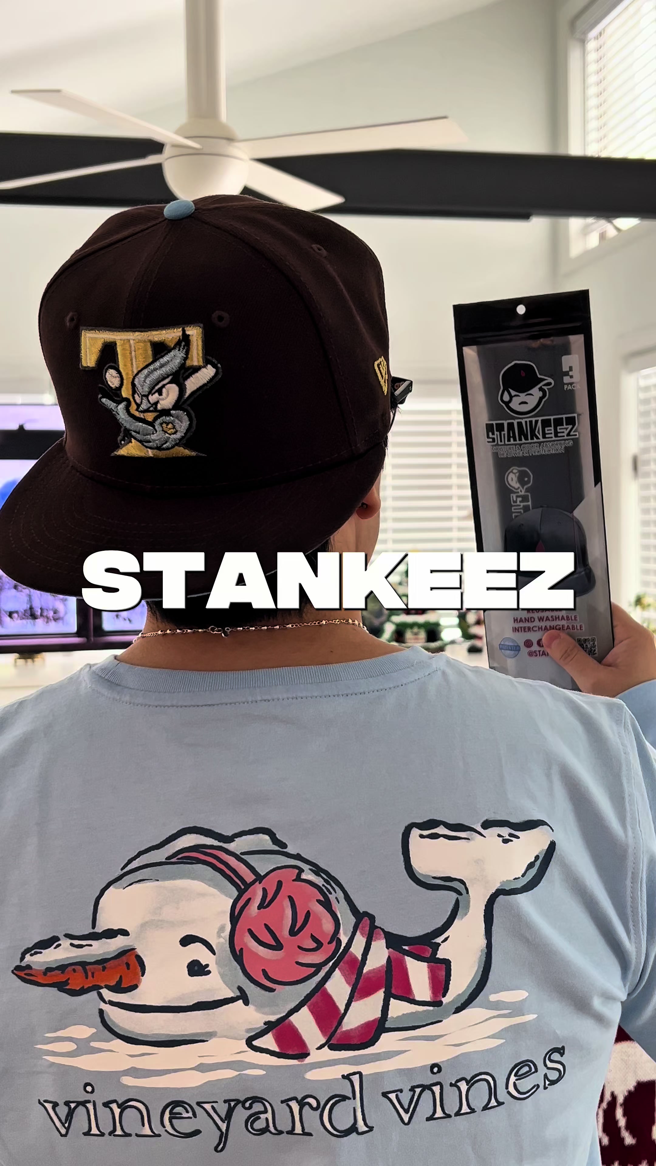 TikTok post by @claufitteds for New Era Cap. Caption reads: [...] 🛒 Cómpralos aquí #newera #neweracap....