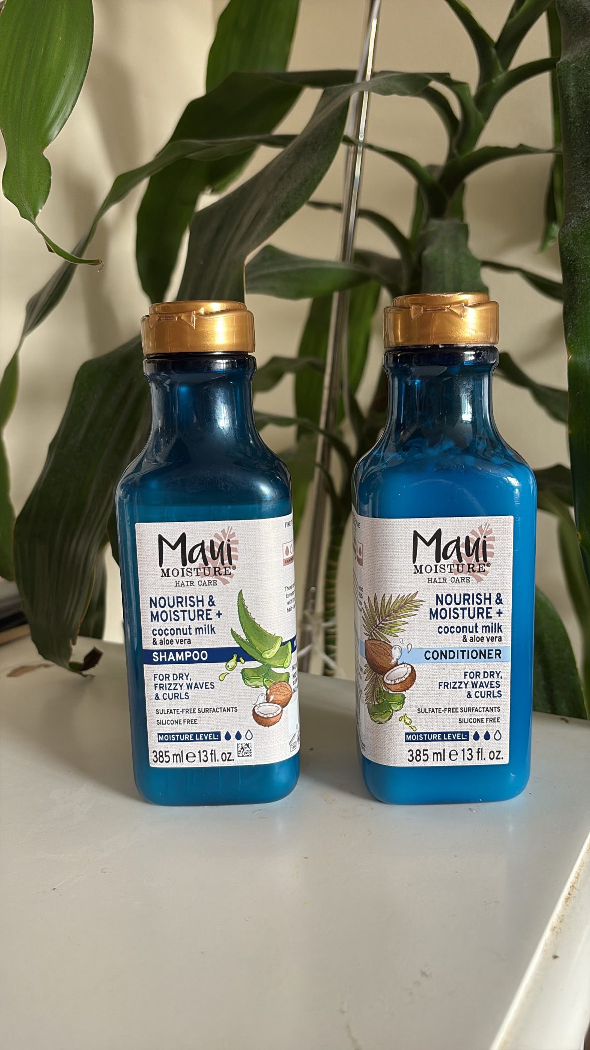 Instagram post by @ashtinsanchezz for Maui Moisture. Caption reads: #ad Enjoy a narrated, much needed, wash day with....