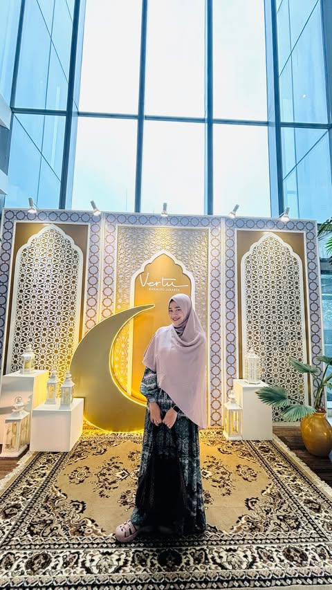 Instagram post by @siti_nk28 for Traveloka. Caption reads: [...] aku nemu harga mulai under 1 jutaan di....