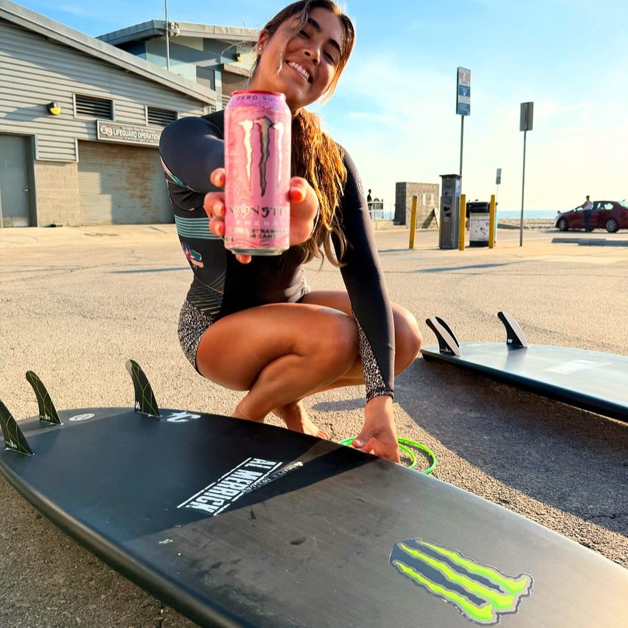 Instagram post by @solaguirrev for ROXY. Caption reads: [...] @adidaspe @ciasurfboards @roxy....