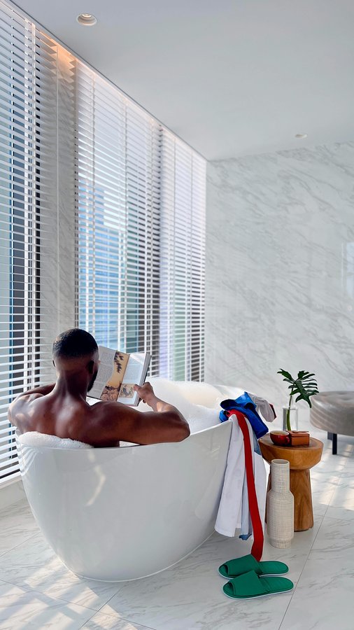 Instagram post by @sammyvagabond for ExpressVPN. Caption reads: [...] flights in 2025! ✈️💸 🌍 Step 1: Use....