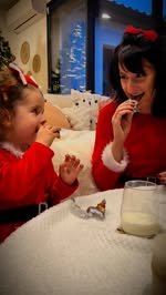 Instagram post by @hakuna_matata_family for Kinder. Caption reads: [PUBLICITÉ] Est-ce la folie de Noël qui nous....