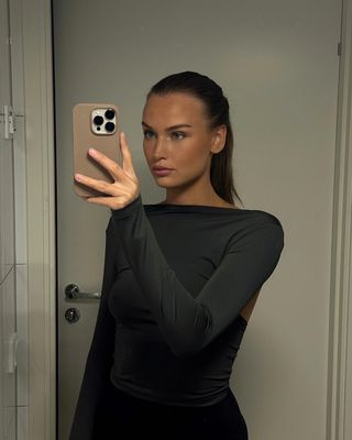 Instagram post by @emmawinterhagen for Holdit. Caption reads: 🤎.