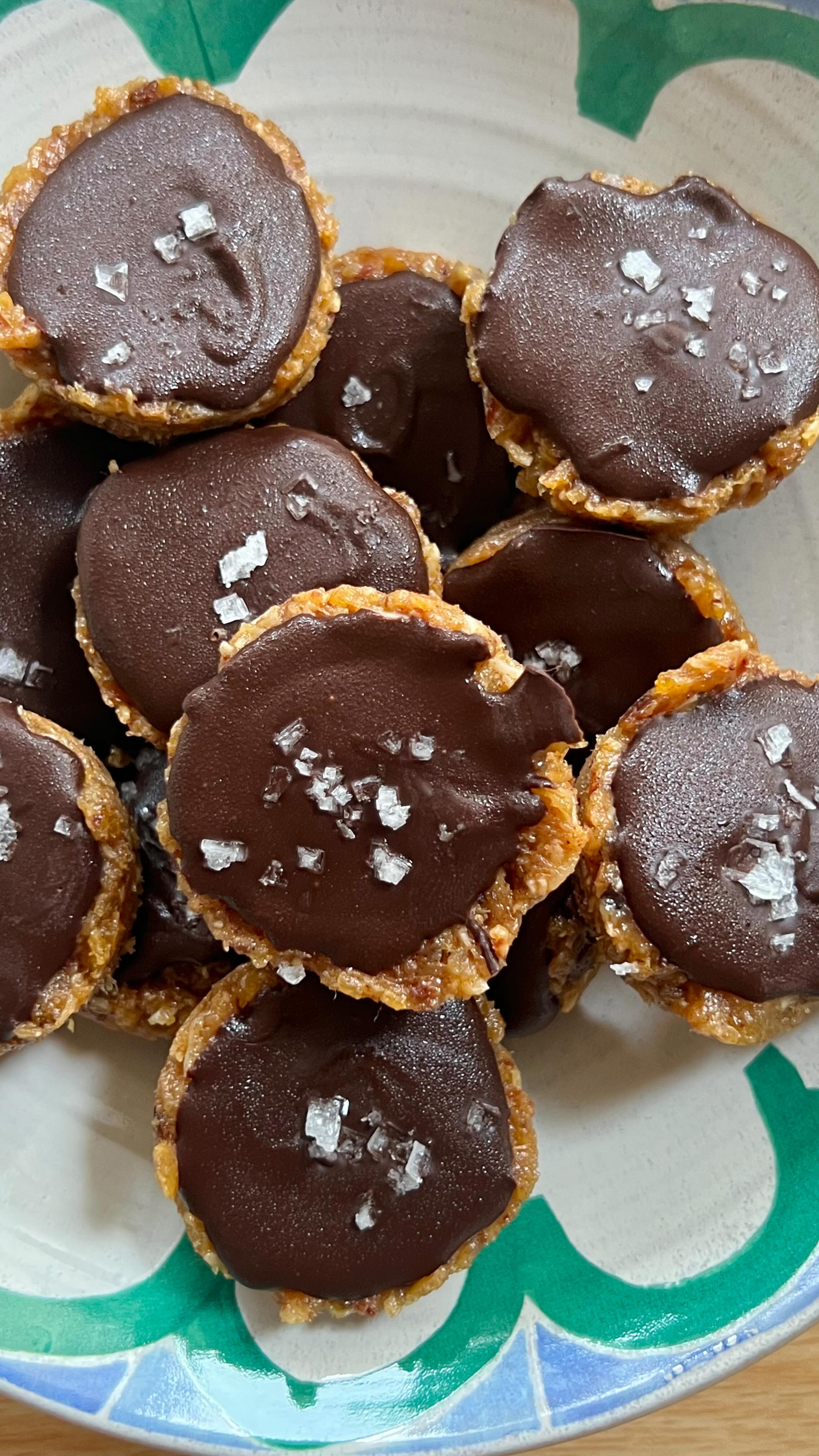 Instagram post by @kizactivelife for True Protein. Caption reads: Dark chocolate sea salt bites 🍫✨

Ingredients....