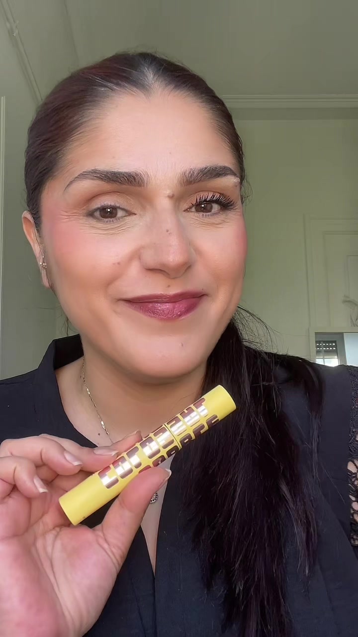 TikTok post by @sirin_v_beauty for Maybelline New York. Caption reads: Je l’aime tellement !!!! Ce mascara fait tout....