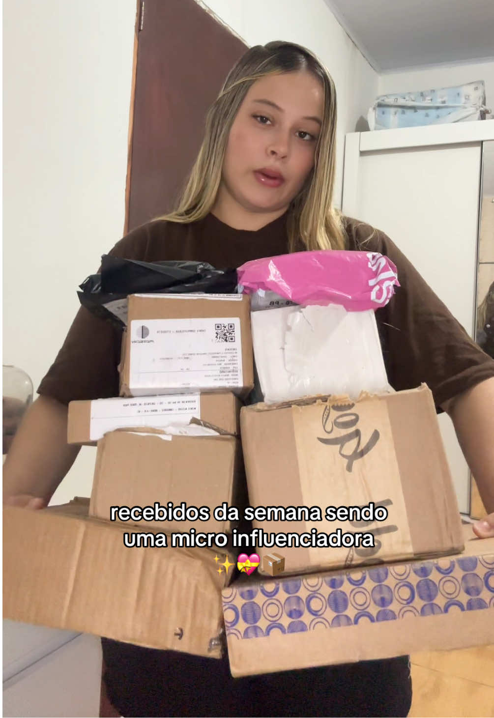 TikTok post by @renataalvessrr for Aura Beauty Club. Caption reads: [...] @L'Oréal Paris Brasil @Temu @Aura Beauty....