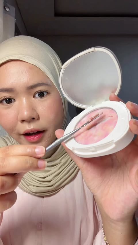 Instagram post by @dessydiniyanti for Barenbliss. Caption reads: bedak magic penghilang minyak😩🩷 #oilyskin....