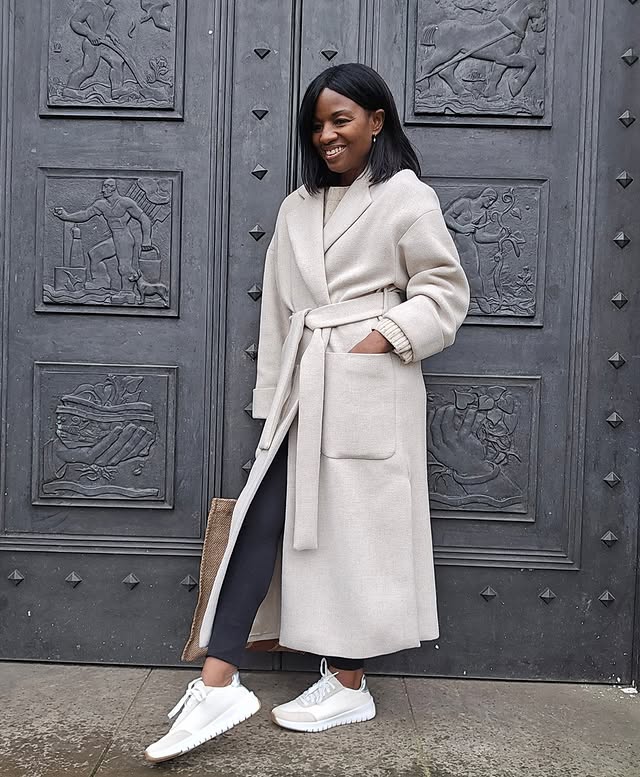 Instagram post by @patriciajonesstyling for Vionic Shoes. Caption reads: [...] I wore my new trainers from @vionicshoes.uk....