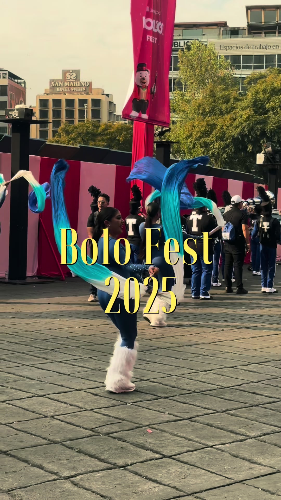 TikTok post by @isakmuoz for Liverpool. Caption reads: [...] #navidadentiktok #desfile #navidadcdmx....